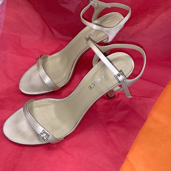 Grace “Nadia” in Candlelight silk size 6.5 B, bridal, wedding, special occasion - Picture 4 of 8